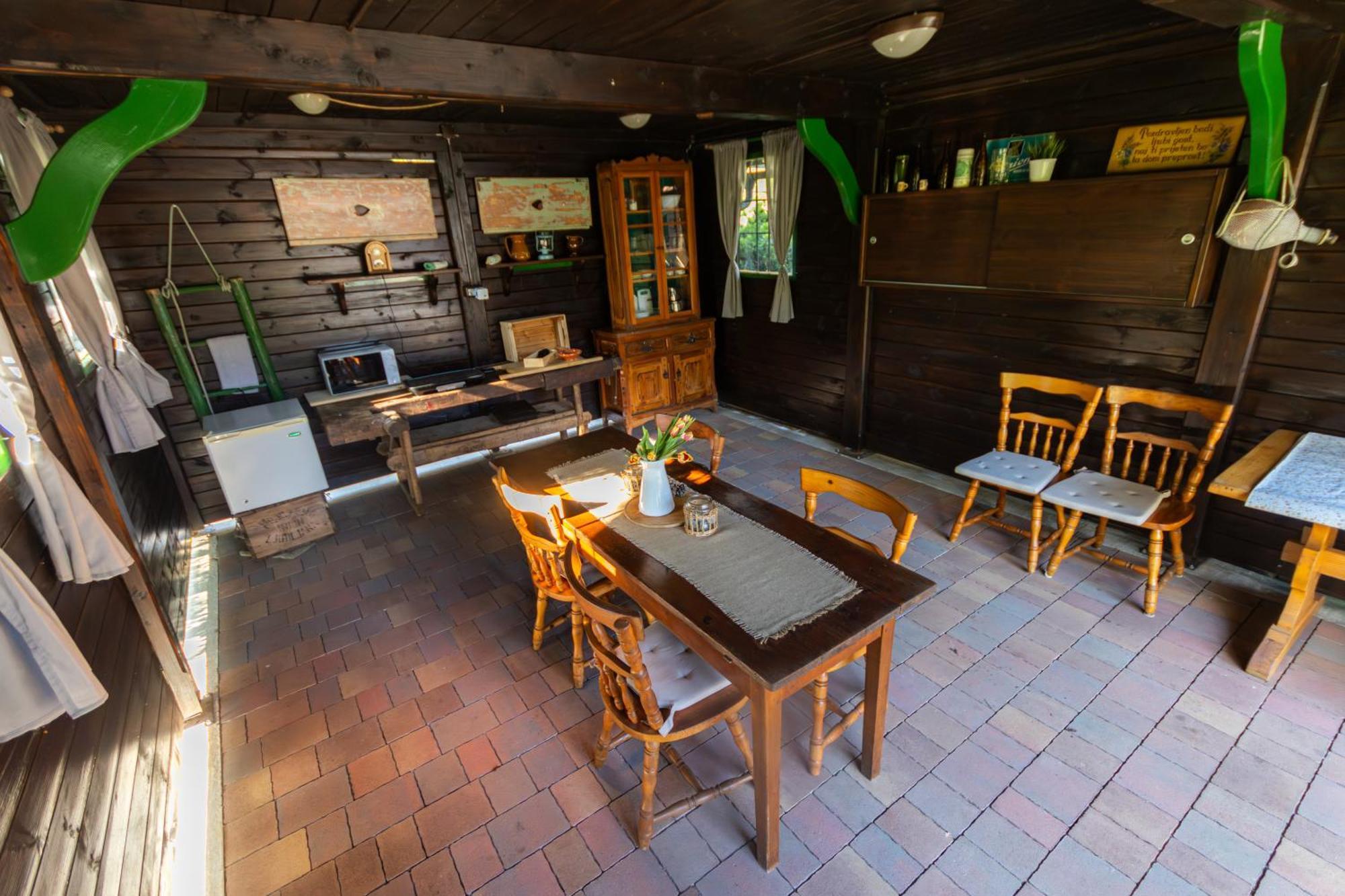 Pod Orehi - Apartma & Glamping Apartment *